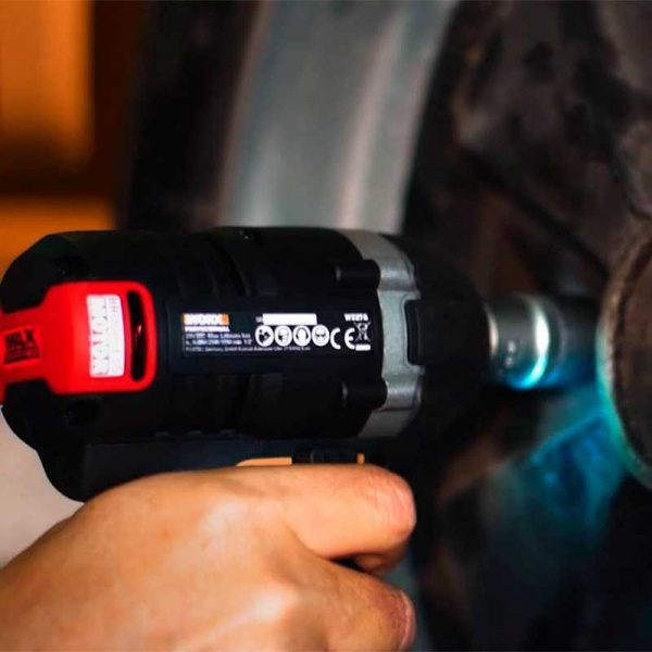 Гайковерт WORX WX279 BL 20V 300Нм бесщеточный аккумуляторный с двумя 2Ач батарейми, 2А зарядкой и кейсом